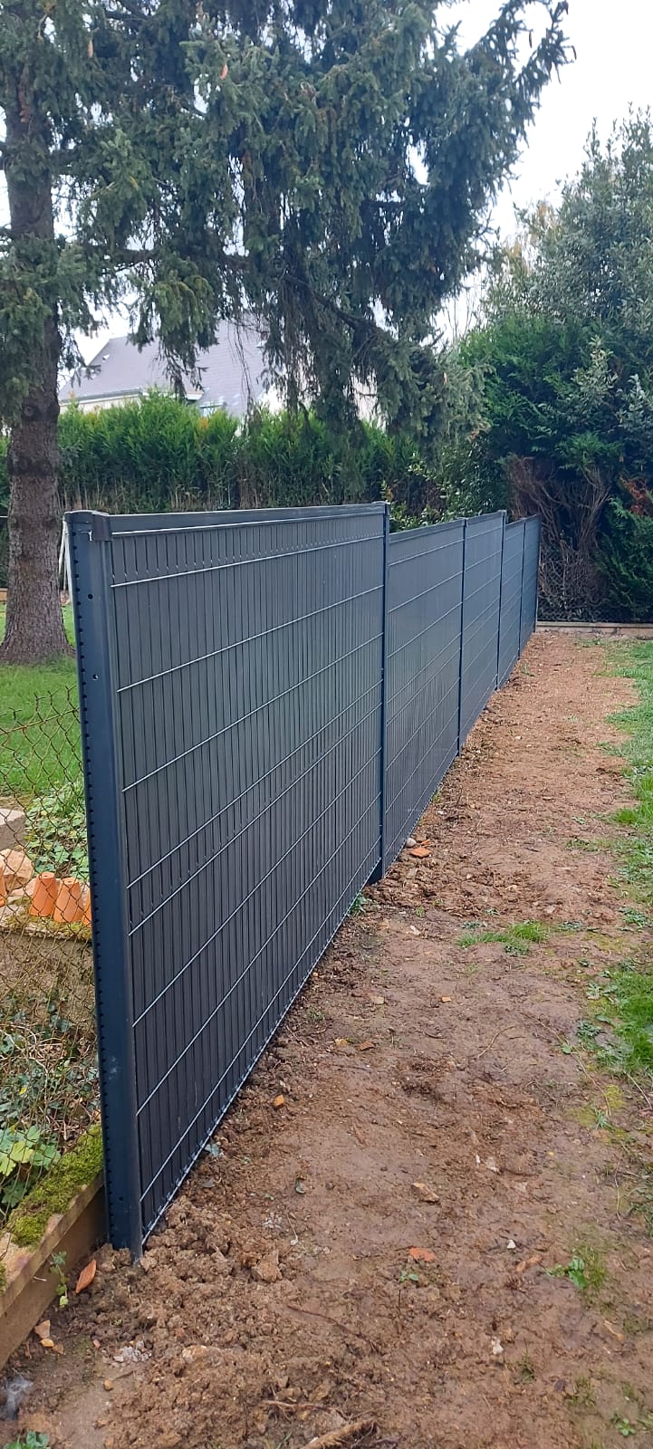 Pose de clôture rigide